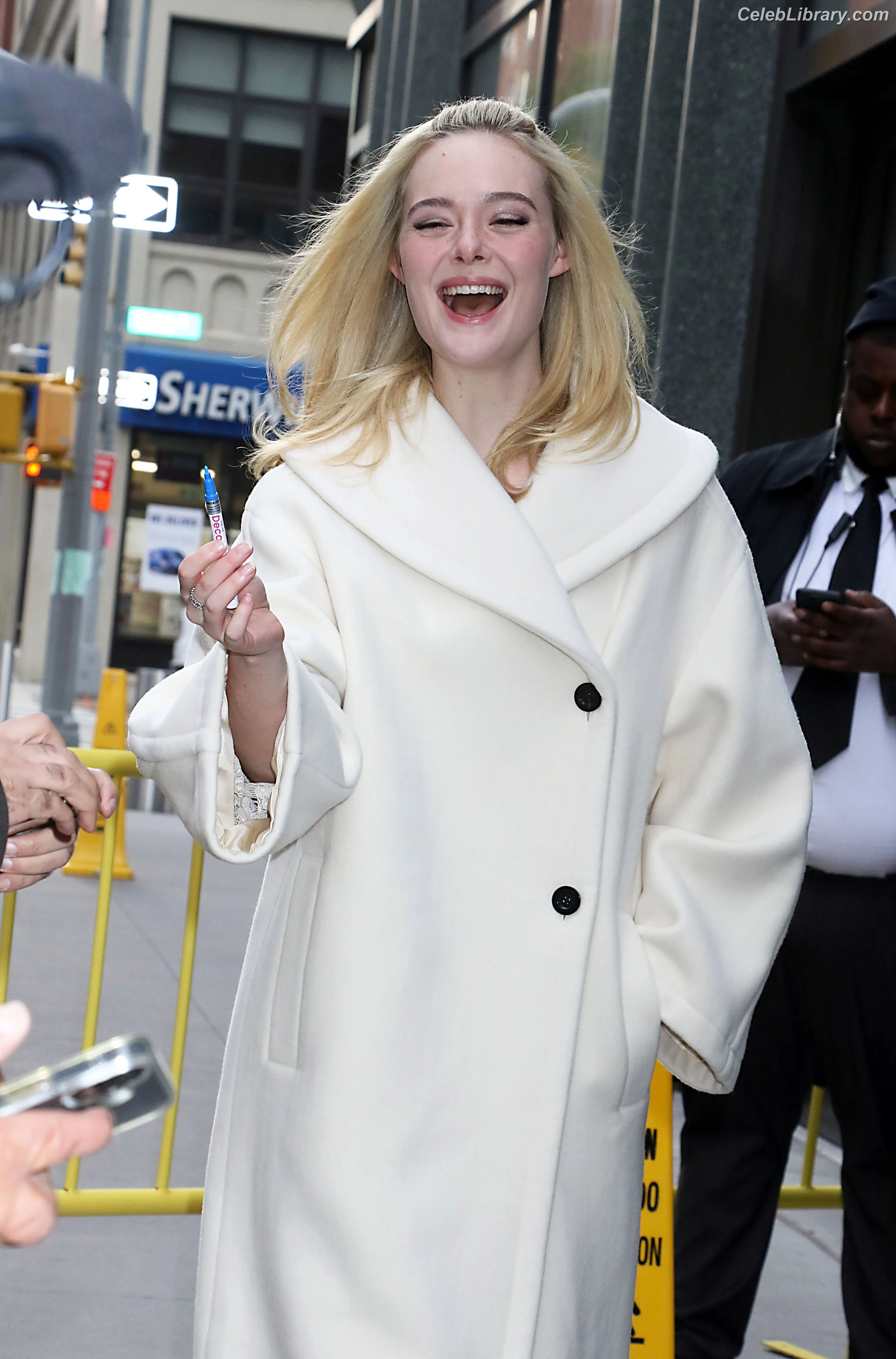 Elle Fanning photo 9 of 4118
