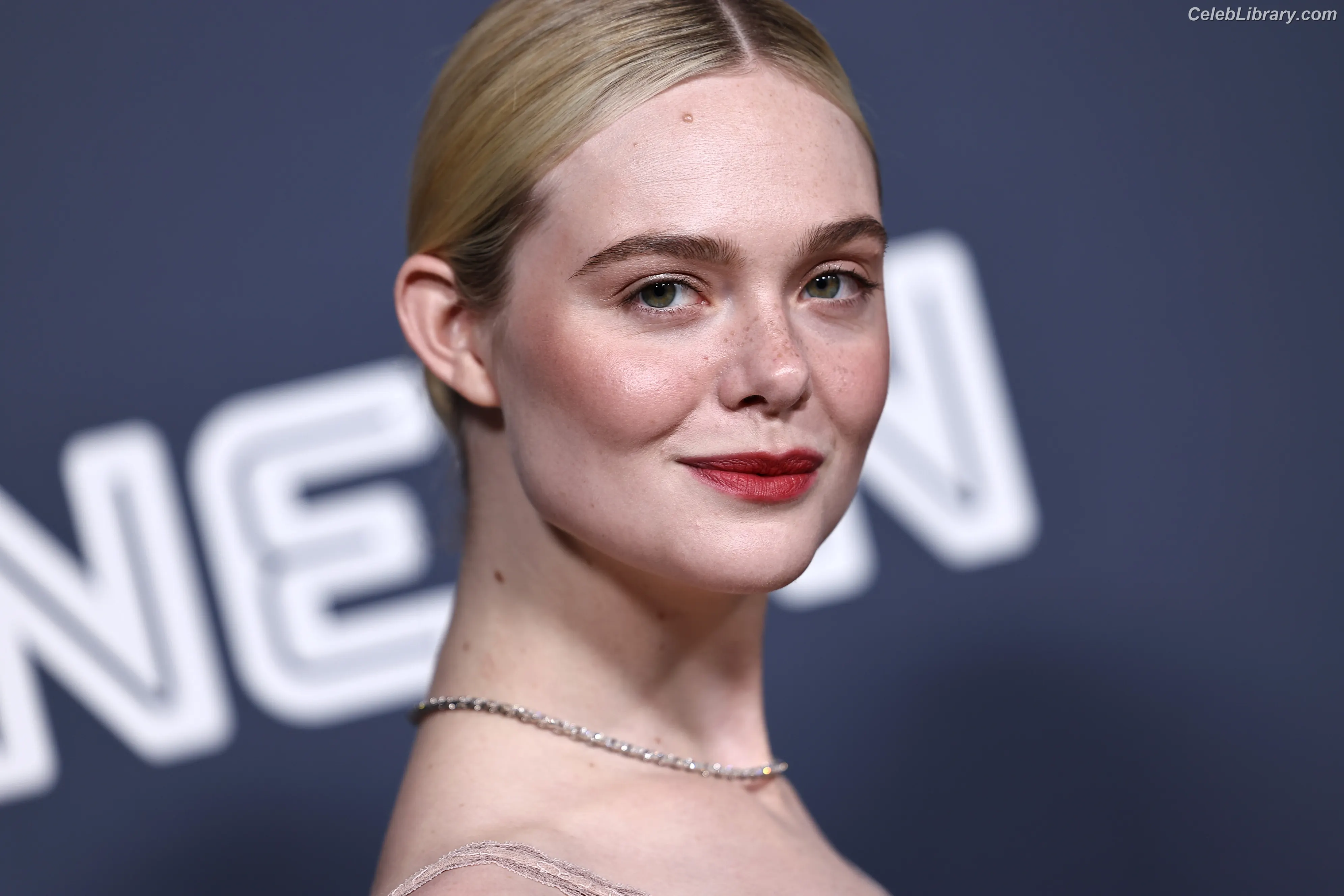 Elle Fanning photo 5 of 4118