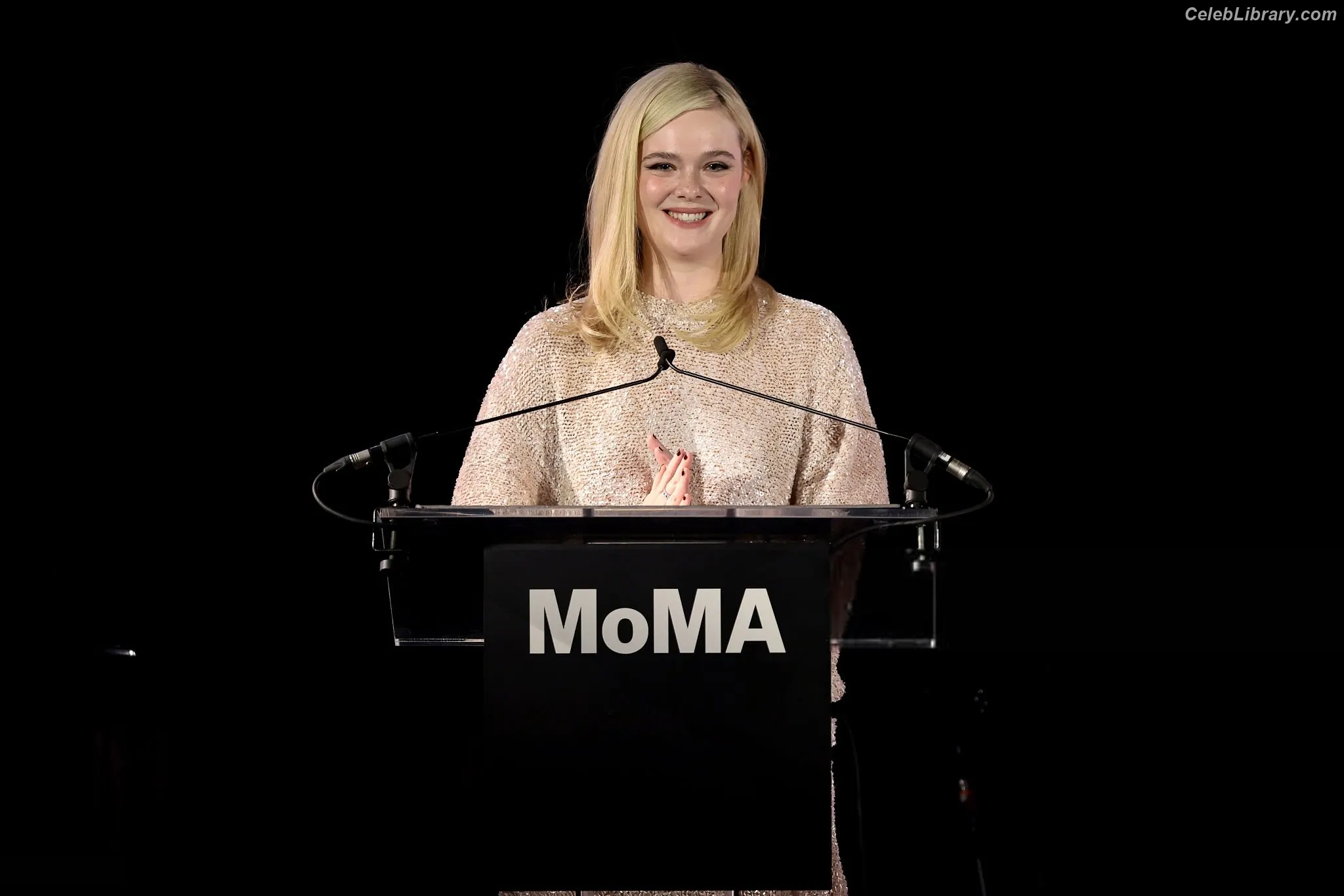 Elle Fanning photo 5 of 4118