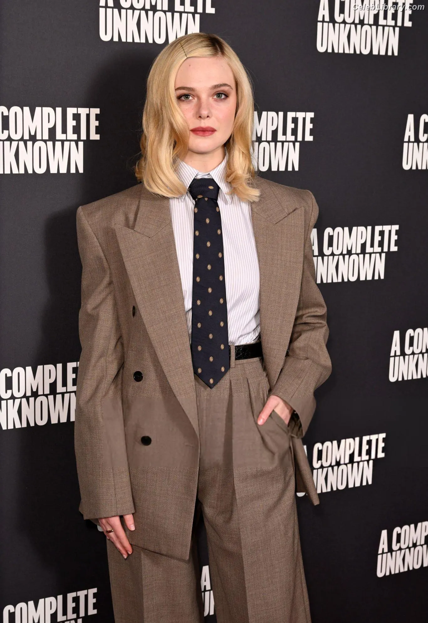 Elle Fanning photo 10 of 4118