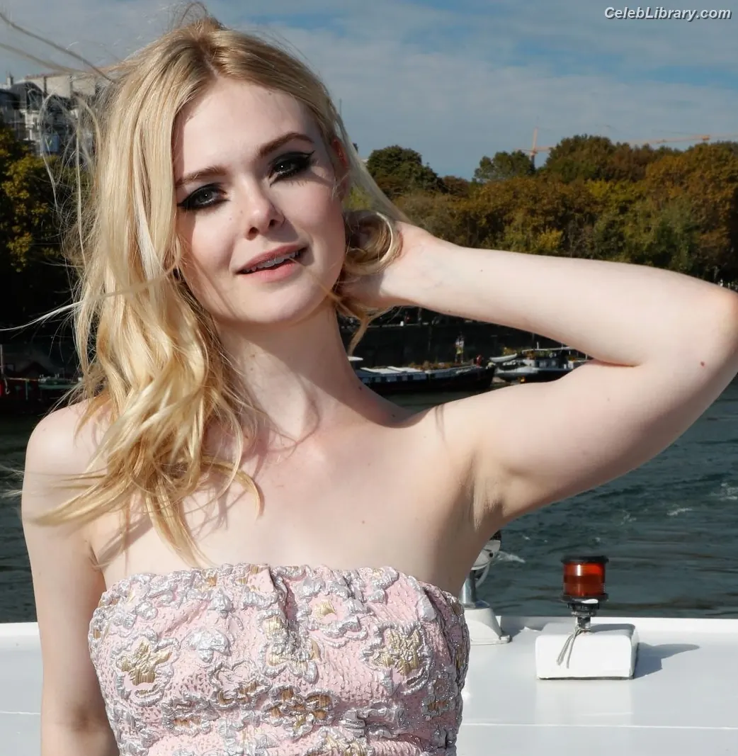 Elle Fanning photo 22 of 4118