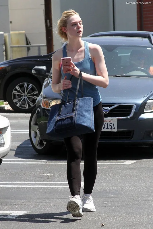 Elle Fanning photo 10 of 4114