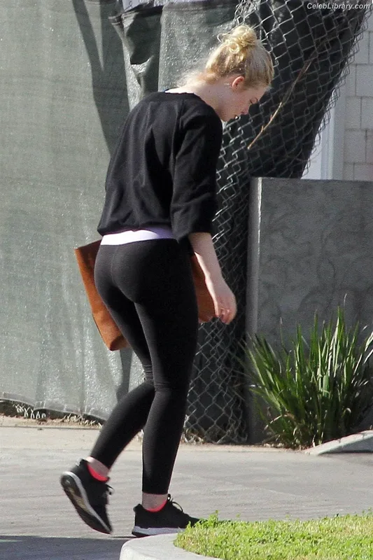 Elle Fanning photo 23 of 4114