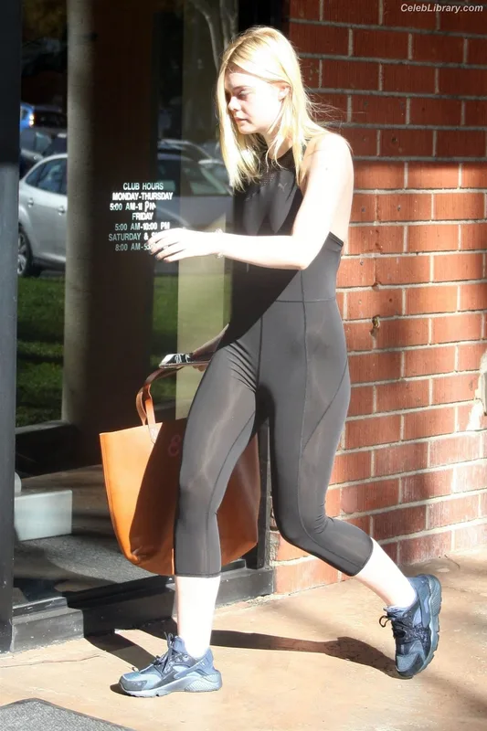 Elle Fanning photo 18 of 4114