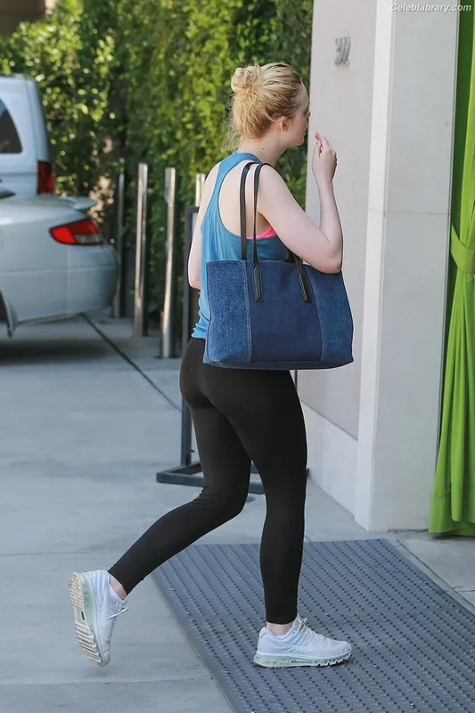 Elle Fanning photo 16 of 4114