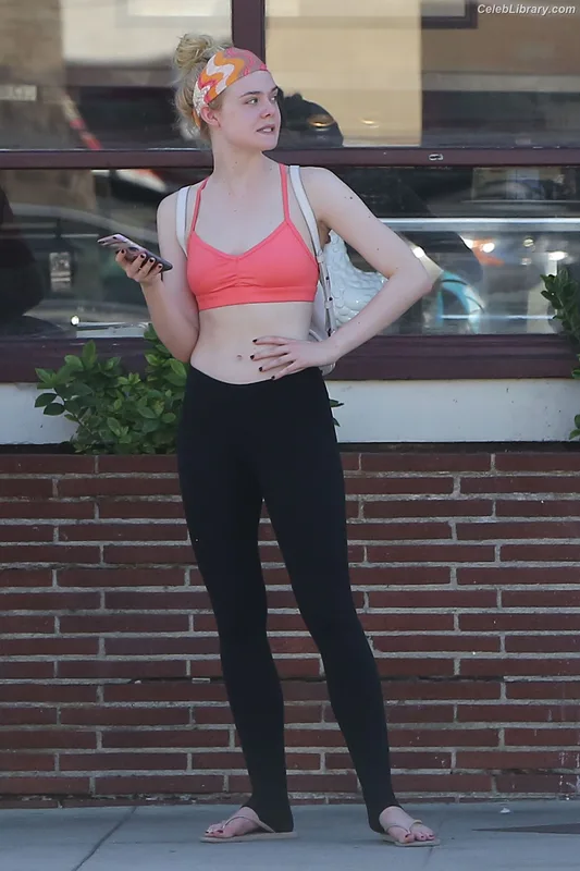 Elle Fanning photo 19 of 4114