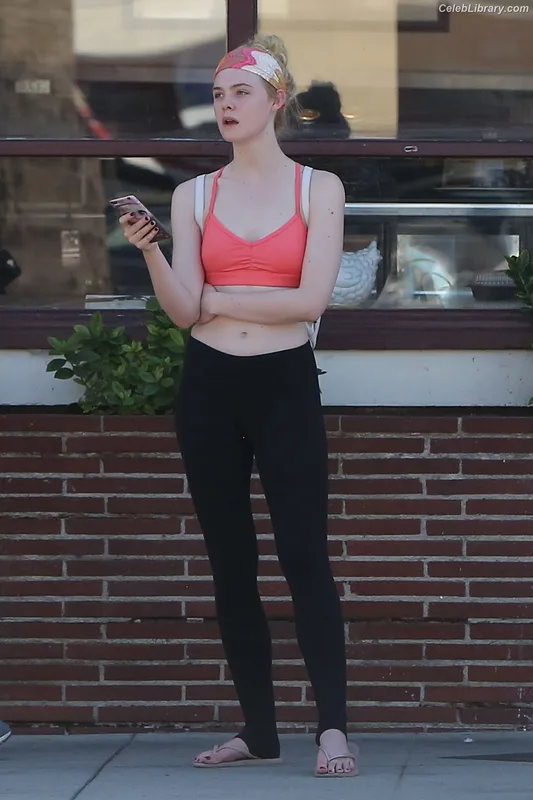 Elle Fanning photo 20 of 4114