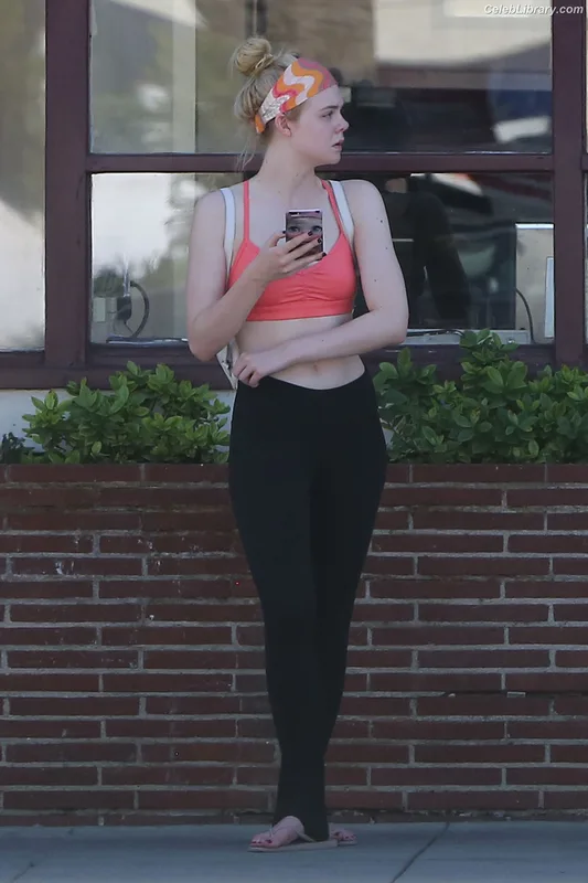 Elle Fanning photo 5 of 4114