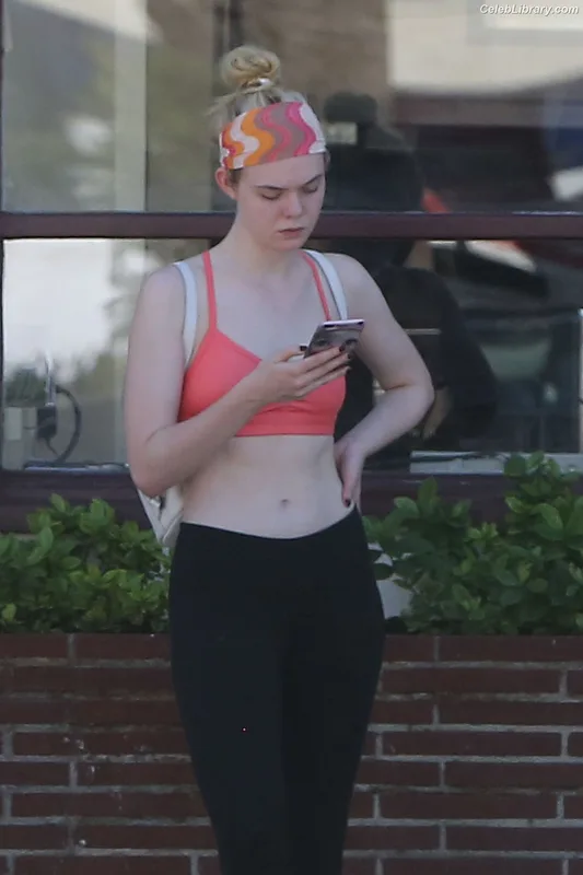 Elle Fanning photo 14 of 4114