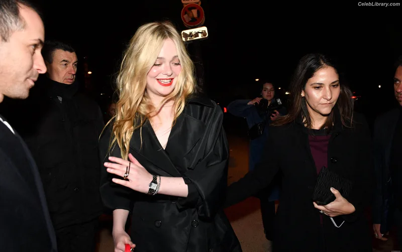Elle Fanning photo 16 of 4114
