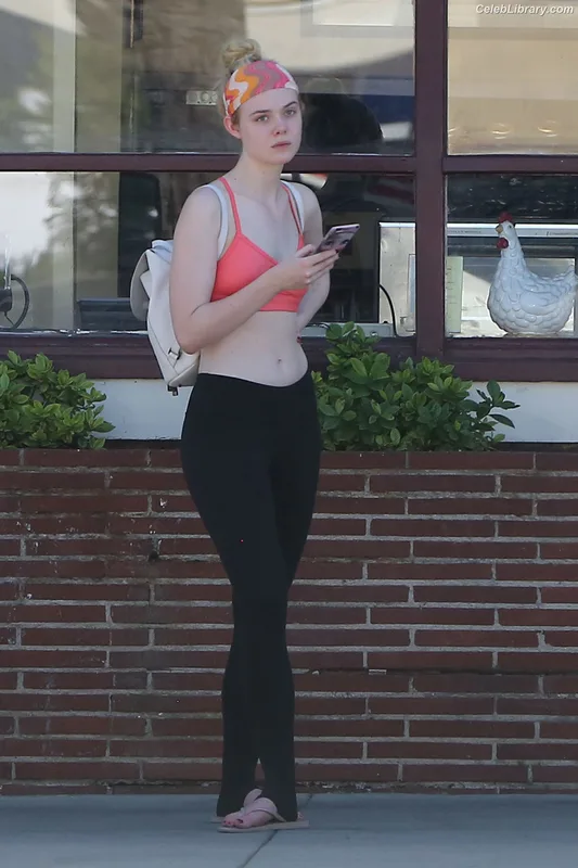 Elle Fanning photo 19 of 4114