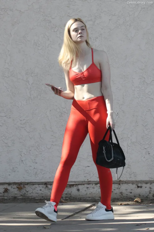 Elle Fanning photo 21 of 4114