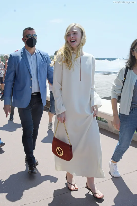 Elle Fanning photo 2 of 4114