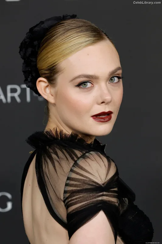 Elle Fanning photo 17 of 4114