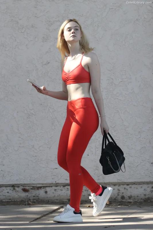 Elle Fanning photo 19 of 4114