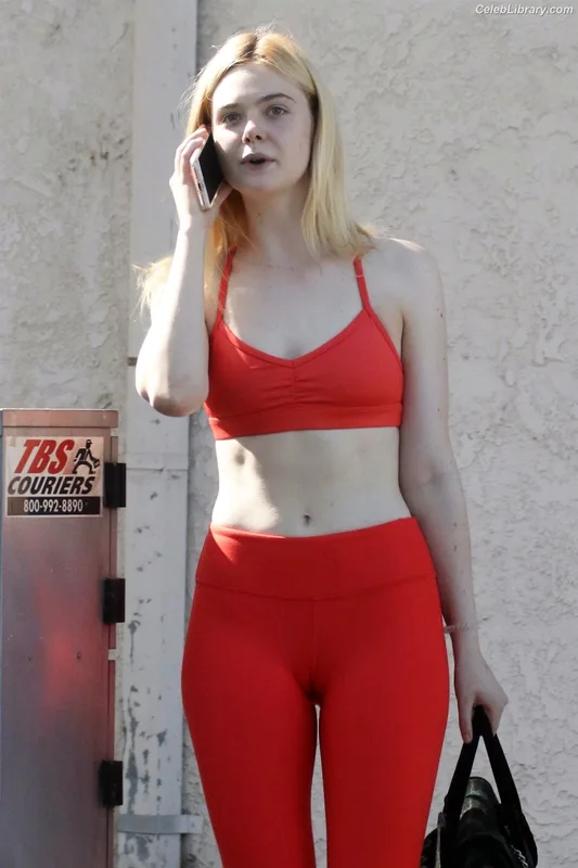 Elle Fanning photo 11 of 4114