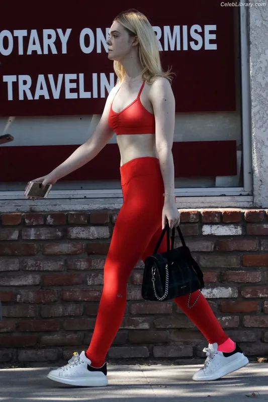Elle Fanning photo 20 of 4114