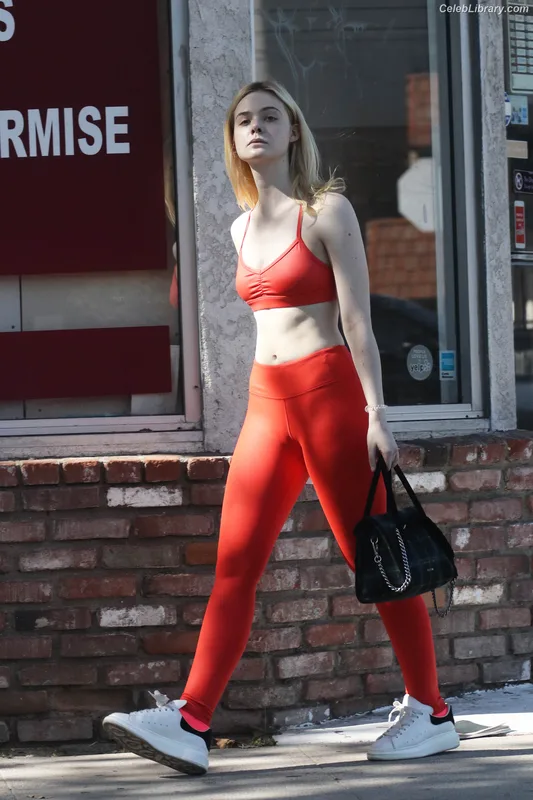 Elle Fanning photo 9 of 4114