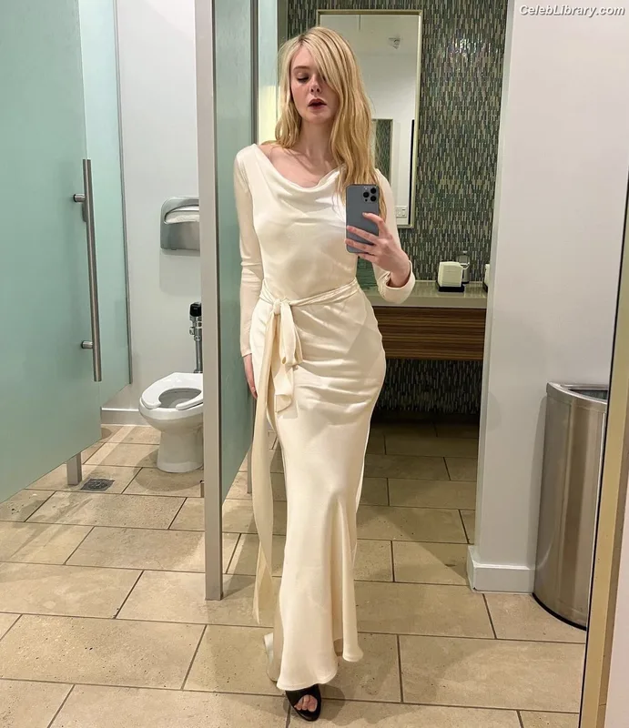 Elle Fanning photo 12 of 4114