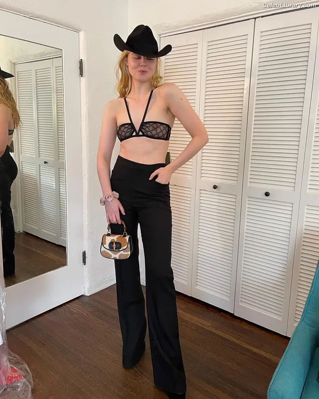 Elle Fanning photo 11 of 4114