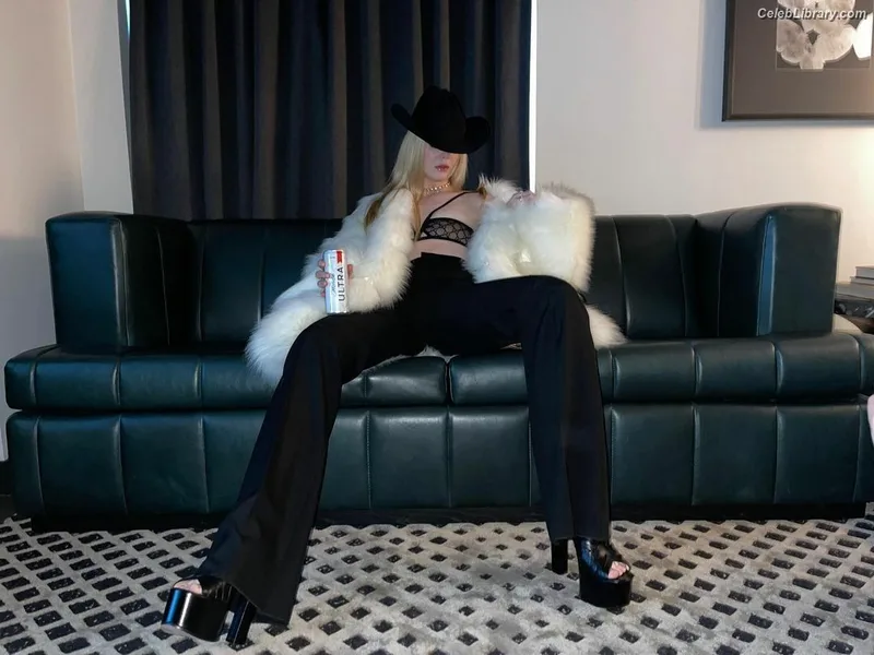 Elle Fanning photo 12 of 4114