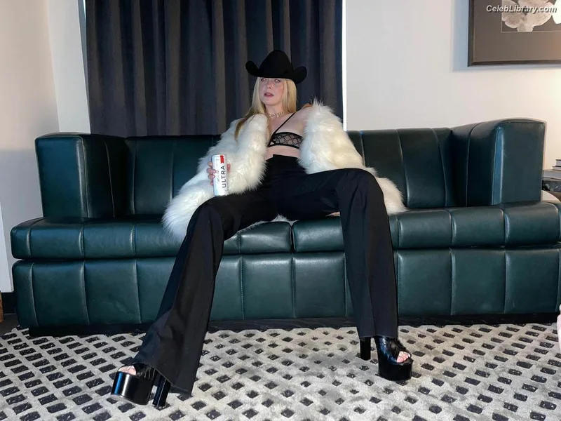 Elle Fanning photo 13 of 4114