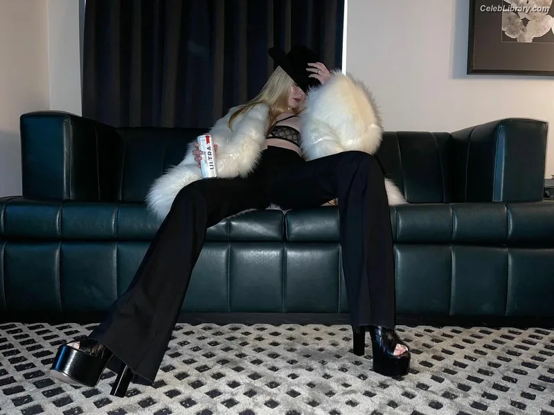 Elle Fanning photo 14 of 4114