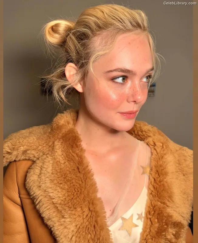 Elle Fanning photo 2 of 4114