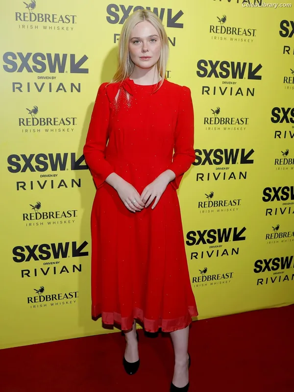 Elle Fanning photo 17 of 4114