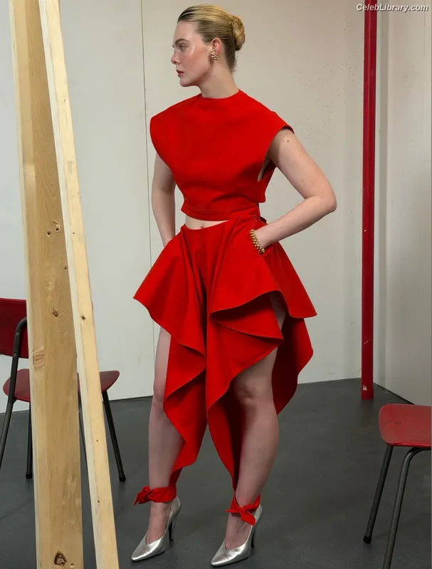 Elle Fanning photo 11 of 4114