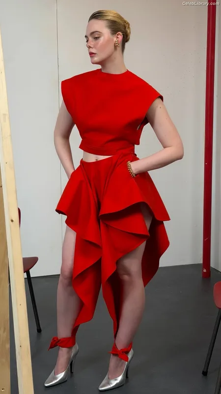 Elle Fanning photo 12 of 4114