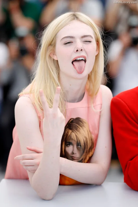 Elle Fanning photo 13 of 4114