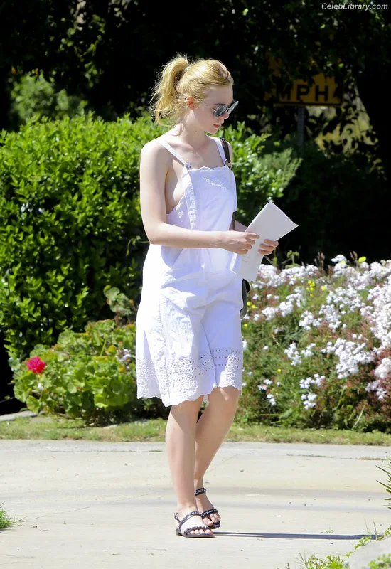 Elle Fanning photo 19 of 4114