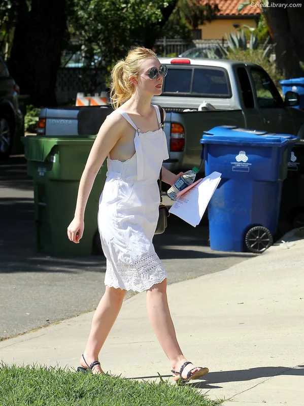 Elle Fanning photo 12 of 4114