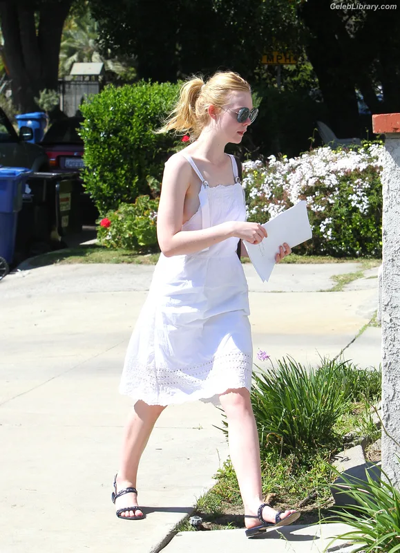 Elle Fanning photo 22 of 4114