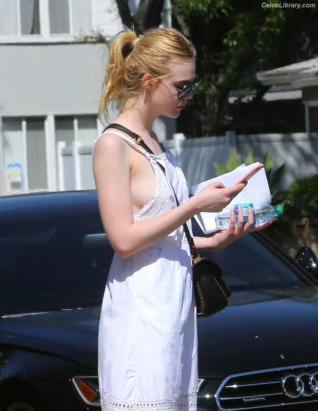Elle Fanning photo 21 of 4114