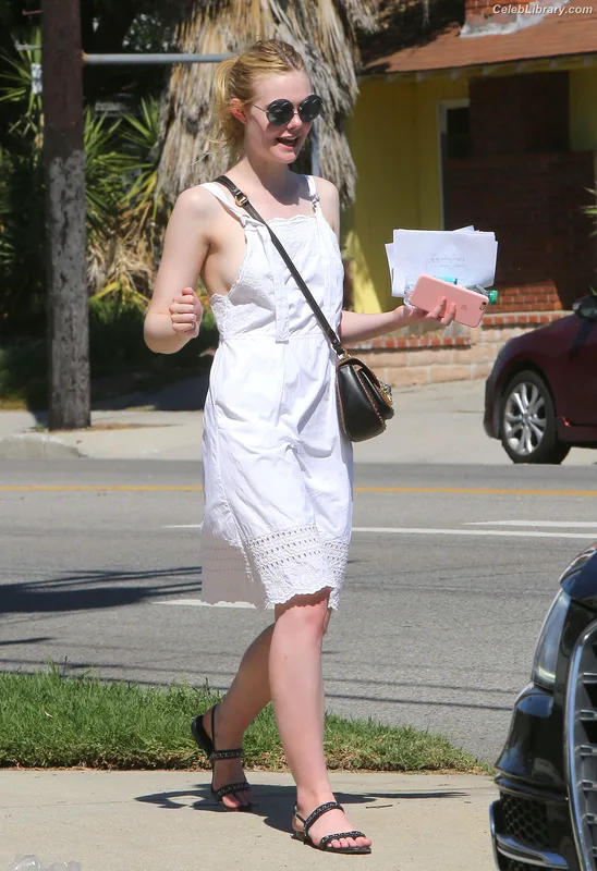 Elle Fanning photo 23 of 4114