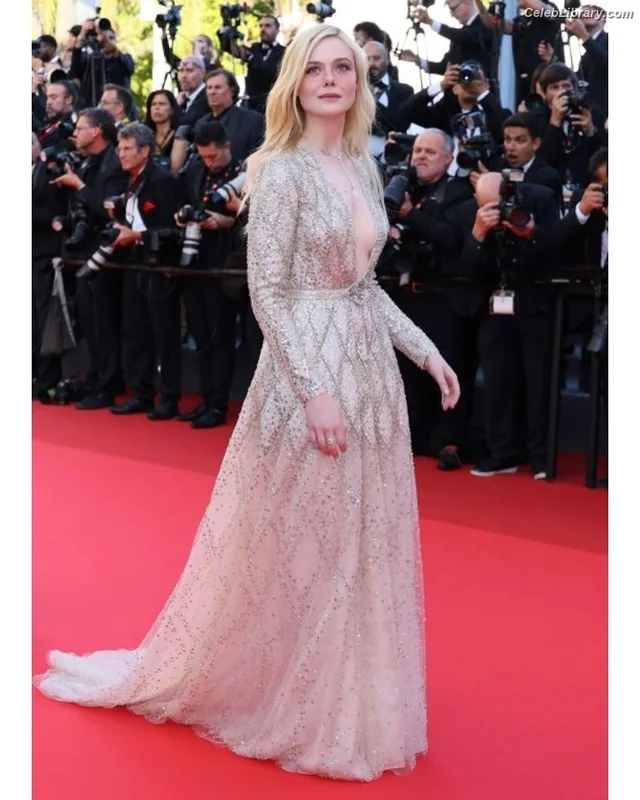 Elle Fanning photo 18 of 4114