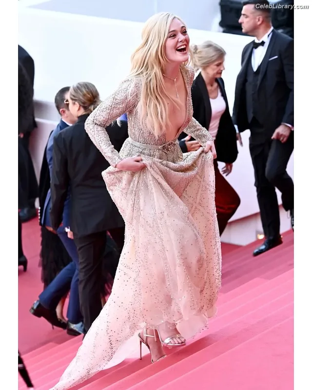Elle Fanning photo 19 of 4114