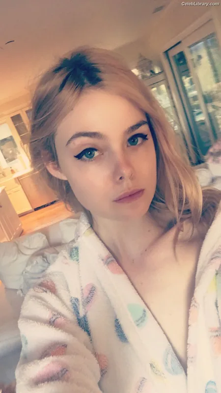 Elle Fanning photo 24 of 4114