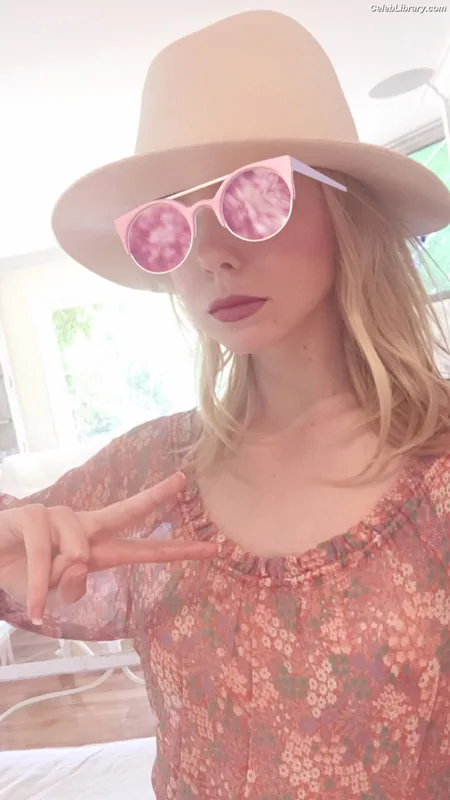 Elle Fanning photo 1 of 4114