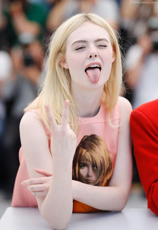 Elle Fanning photo 11 of 4114