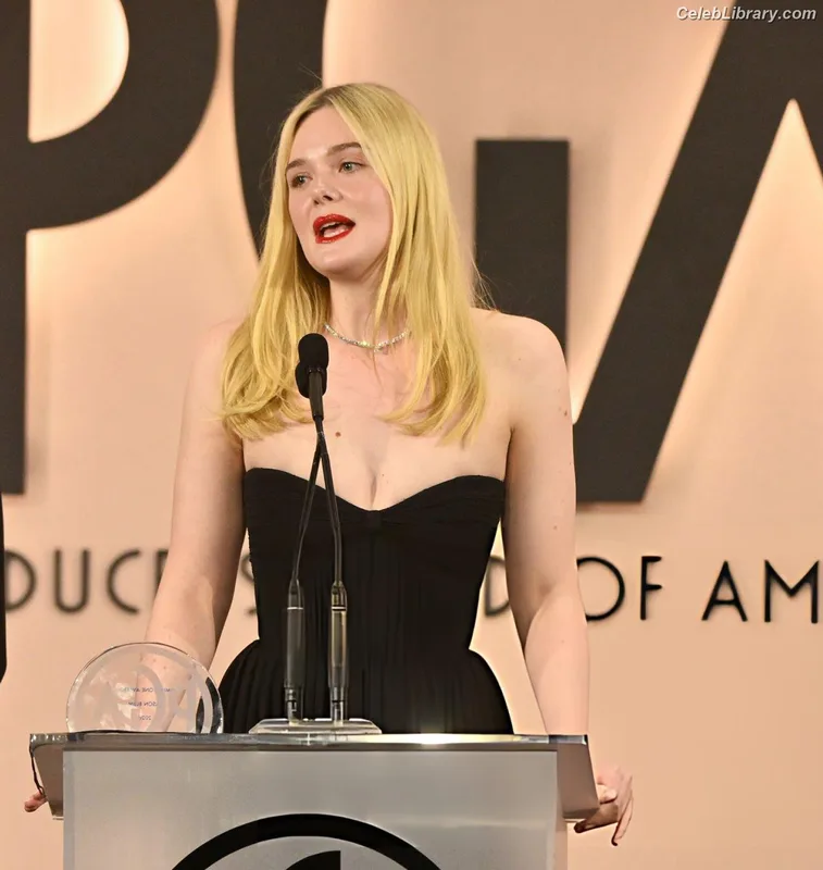 Elle Fanning photo 21 of 4114