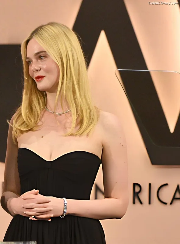 Elle Fanning photo 8 of 4114
