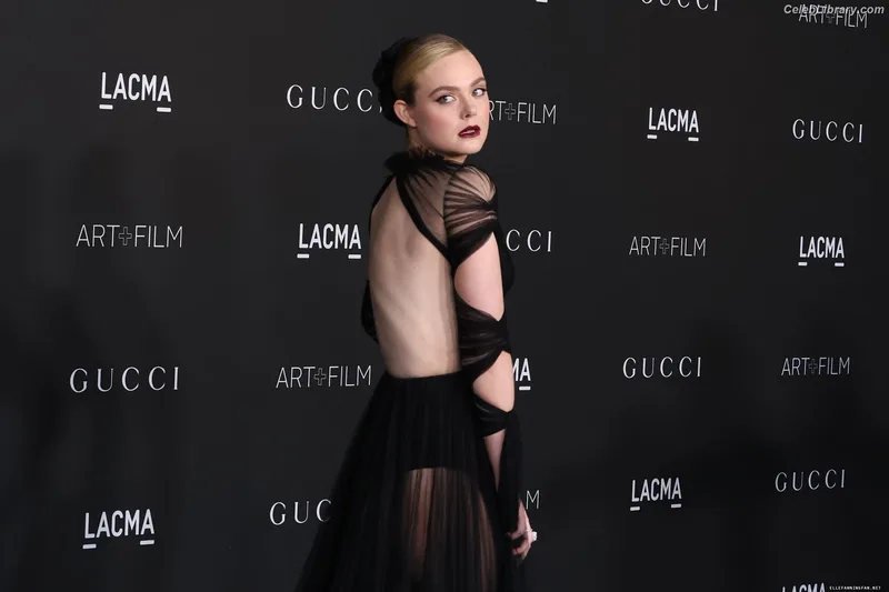 Elle Fanning photo 10 of 4114