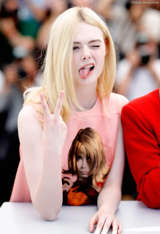 Elle Fanning photo 15 of 4114