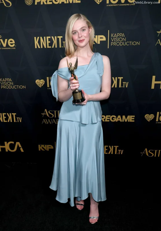 Elle Fanning photo 16 of 4114