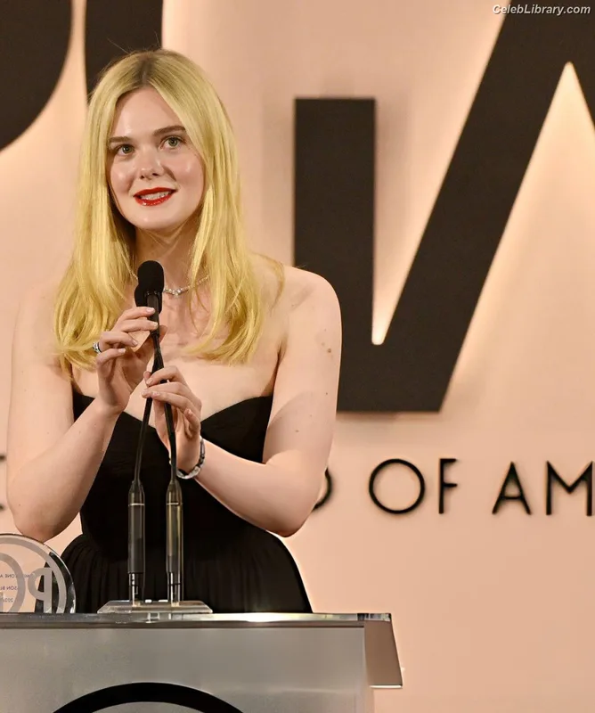 Elle Fanning photo 1 of 4114