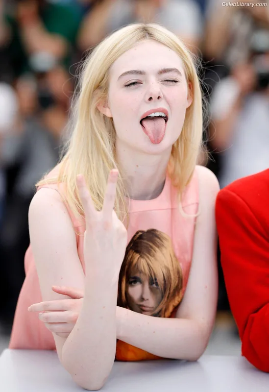 Elle Fanning photo 4 of 4114