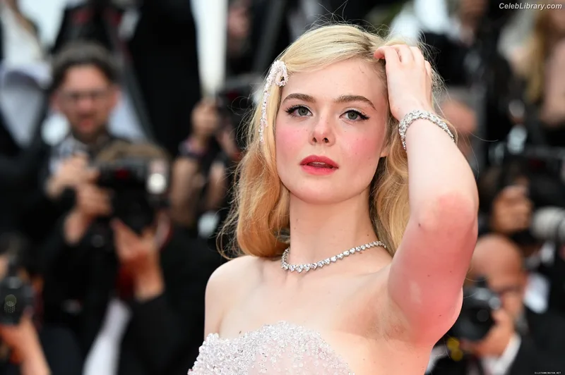 Elle Fanning photo 17 of 4114